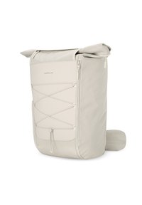 Sac à dos gris clair avec un extérieur texturé, une fermeture enroulable, un cordon bungee à l'avant et une poche à zip sur le côté pour le rangement.