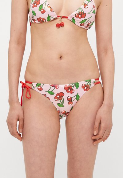 Bikiniset mit rosa Hintergrund und Kirschmuster, verziert mit roten Bändern und einem Charm-Detail. Der Stoff hat eine glatte, dehnbare Textur.
