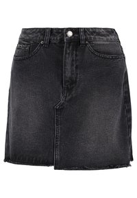 Jupe en denim noir à coupe droite, cinq poches, ourlet effiloché et fermeture à bouton métallique. Le tissu a une texture et une brillance subtiles.
