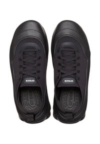 Ein Paar schwarze Crocs-Sneaker mit schnürbarem Obermaterial und strukturierten Innensohlen, von oben auf einem weißen Hintergrund gezeigt.