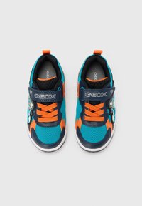 Blaue und orangefarbene Kindersneaker aus Mesh-Material, mit Klettverschluss, kontrastierenden Akzenten und einem verspielten Design an der Seite.