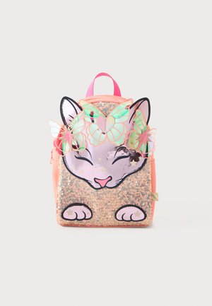 Rožinė kuprinė katės formos, su blizgiai ryškiu priekiu, drugelių akcentais ir besišypsančia veido forma, ausų formos detalėmis ir viršuje esančia rankena.