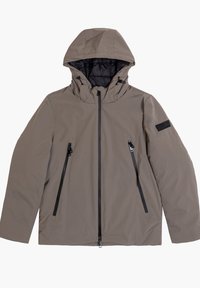 Giacca marrone impermeabile con zip frontale, cappuccio regolabile e accessori neri. Presenta due tasche anteriori con zip.