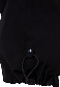Sort stofbeklædning med snor og toggle samt en knaplukning. Teksturen er glat, og der er elastisk samling i kanten.