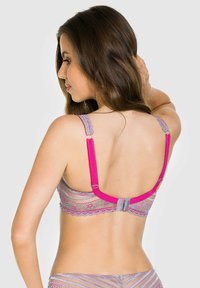 Koronkowy biustonosz w kolorze lawendy z różowymi ramiączkami. Posiada falbany na brzegach oraz zapięcie na haftkę z tyłu. Miękka tekstura i szczegółowy wzór.