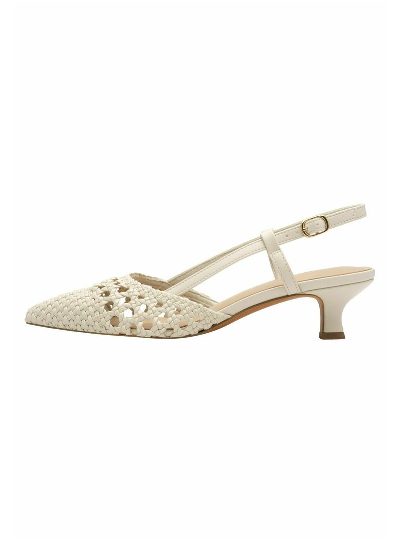 Scarpa slingback con punta affusolata, realizzata in materiale bianco intrecciato, caratterizzata da un tacco kitten basso e da una sottile cinghia alla caviglia con fibbia.