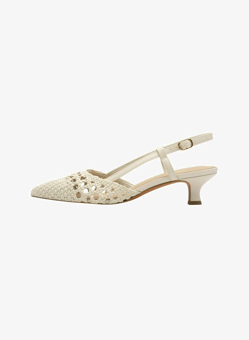 Scarpa slingback con punta affusolata, realizzata in materiale bianco intrecciato, caratterizzata da un tacco kitten basso e da una sottile cinghia alla caviglia con fibbia.