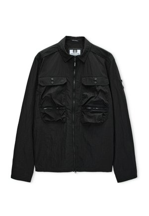 Czarna lekka kurtka z pełnym zamkiem błyskawicznym z przodu, dwoma zapinanymi na guziki kieszeniami na piersi i dwiema dolnymi kieszeniami na zamek, kołnierz złożony w dół.