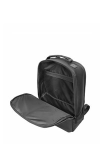 Czarny plecak z tkaniny z wyściełanym zewnętrzem, główną komorą zapinaną na zamek, siateczkową kieszenią i płaską kieszenią. Gładka tekstura, prostokątny kształt.