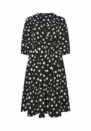 Schwarzes Wickelkleid mit weißen, unregelmäßigen Polka-Dots, Ellbogenlangen Ärmeln, Taillengürtel und gestuftem Volantabschluss.