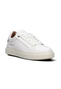 Sneaker maschile in pelle bianca con punta rotonda, design con lacci, suola a contrasto e branding discreto sul lato. Texture liscia.