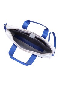 Grau gefütterte Laptoptasche mit blauen Griffen und Schultergurt, geöffnet um das gepolsterte Innere und den Reißverschluss zu zeigen.
