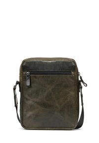 Brązowa skórzana torba na ramię o teksturowanej powierzchni, z przednią kieszenią na zamek, regulowanym paskiem oraz prostokątnym kształtem. Zauważalne matowe i gładkie akcenty.