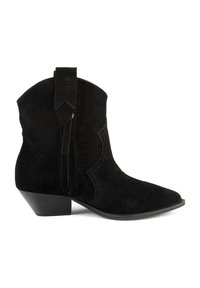 Cizmă ankle din suede negru, cu vârf ascuțit, cusături în stil western și un toc scurt, tip stacked. Dispune de un tab pentru tragere în spate, pentru a fi ușor de încălțat.