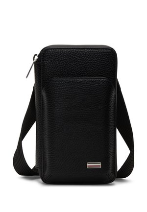 Fekete, texturált bőr keresztpántos táska elülső zsebbel, ezüst cipzárral, széles fekete pánttal és egy kis téglalap alakú logó táblával.