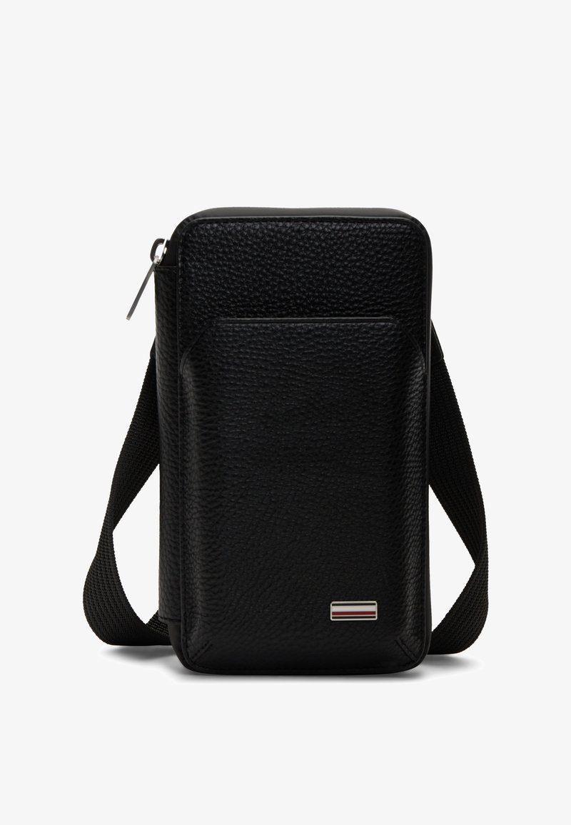 Μαύρη τσάντα χιαστί από δέρμα με υφή, με μπροστινή τσέπη, ασημένιο φερμουάρ, ευρύ μαύρο λουρί και μικρή ορθογώνια πλακέτα με λογότυπο.