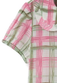 Blusa a maniche corte in tessuto leggero e testurizzato, caratterizzata da un motivo a quadri rosa e verde, con colletto curvo e maniche arricciate.