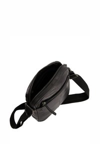 Czarna skórzana torebka typu crossbody z zamkiem błyskawicznym, regulowanym paskiem i jedną główną komorą. Płaski kształt o gładkiej fakturze.