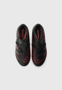 Svarte fotballsko med røde og grå striper, med en strømlinjeformet design, teksturert overdel, lisser og en logo på siden.