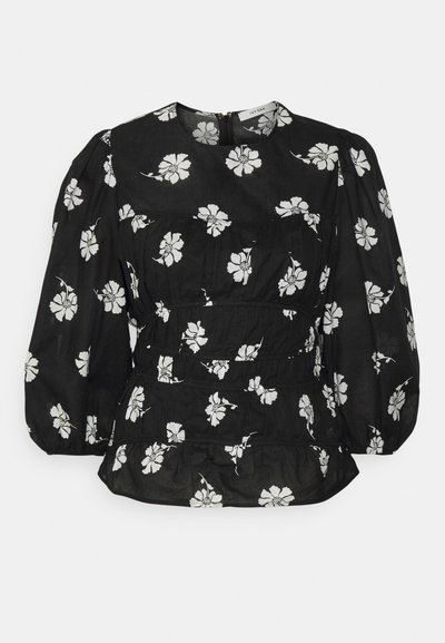 Blusa preta com flores, de mangas bufantes, apresentando padrões de flores brancas, cintura franzida e um decote redondo com fecho de zíper nas costas.