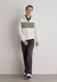 Lacoste ZIPPED COLOURBLOCK HOODIE UNISEX - Mikina so zipsom - flour/oliv
