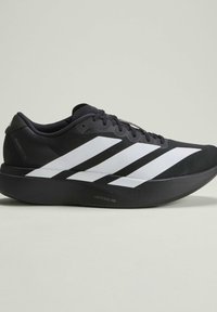 Schwarzer Laufschuh mit weißem Drei-Streifen-Design, Schnürverschluss und dicker, gepolsterter Sohle mit der Bezeichnung Lightstrike Pro.