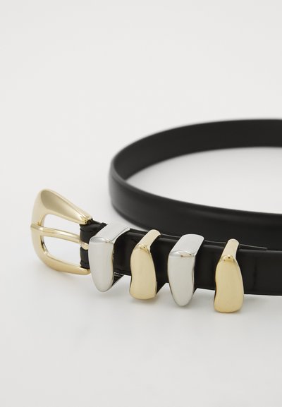 Cintura in pelle nera con una fibbia dorata lucida e quattro distinti accenti metallici in toni d'oro e d'argento lungo il cinturino.
