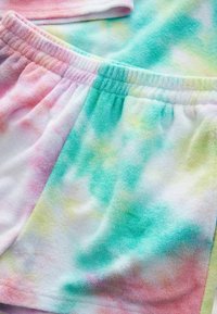 Bunte Batik-Shorts aus weichem Frottierstoff, in sanften Farben von Pink, Grün, Gelb und Weiß, mit einem elastischen Bund.