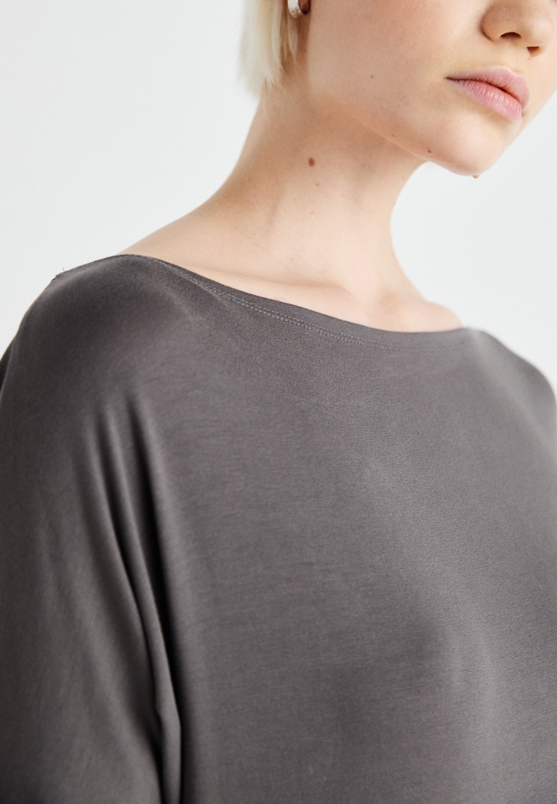 売れ筋商品|||ウィークデイ Tシャツ レディース トップス JOHANNA DRAPY  - Long sleeved top - mole dark Weekday JOHANNA DRAPY - T-shirt à manches longues - black