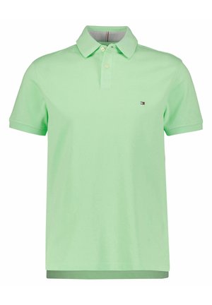Hellgrünes Polohemd mit kurzen Ärmeln, zwei Knöpfen und einem kleinen rechteckigen Logo auf der linken Brust.