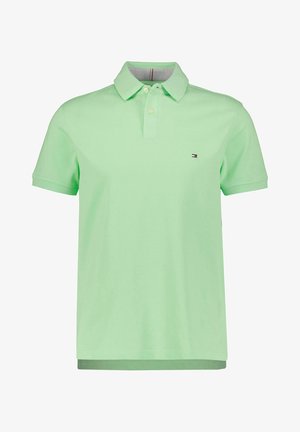 Lichtgroen polo shirt met korte mouwen, voorzien van twee knopen en een klein rechthoekig logo op de linker borst.