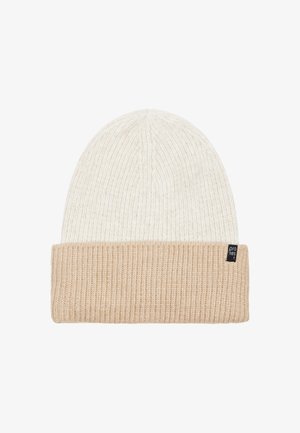 Gebreide beanie met een crèmekleurige bovenkant en een beige geribde manchette, voorzien van een klein zwart label aan de zijkant. Zachte textuur en warm ontwerp.