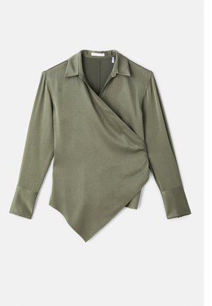 Blusa envolvente verde olivo hecha de tela suave. Presenta un cuello con solapa, mangas largas y un dobladillo asimétrico.