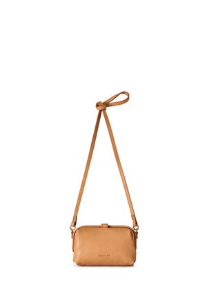 Sac bandoulière en cuir beige avec une longue sangle réglable nouée en boucle, petites fermetures métalliques et logo « BALAGAN » à l'avant.