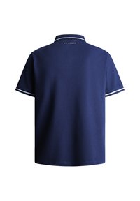 Marineblauwe polo in ademend materiaal, met korte mouwen, een platte kraag en witte accentstrepen op de manchetten. Logo op de achterkant.