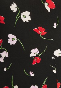 Czarna tkanina z wzorem czerwonych, białych i jasnoróżowych kwiatów z zielonymi łodygami rozrzuconymi po całej powierzchni.