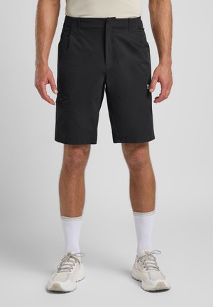Pantaloni corti neri realizzati in tessuto leggero, con zip frontale, tasche laterali e una tasca con zip sulla coscia.