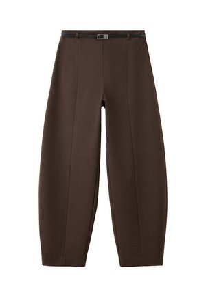Pantaloni marroni a gamba larga con cuciture frontali e una sottile cintura nera su sfondo bianco.