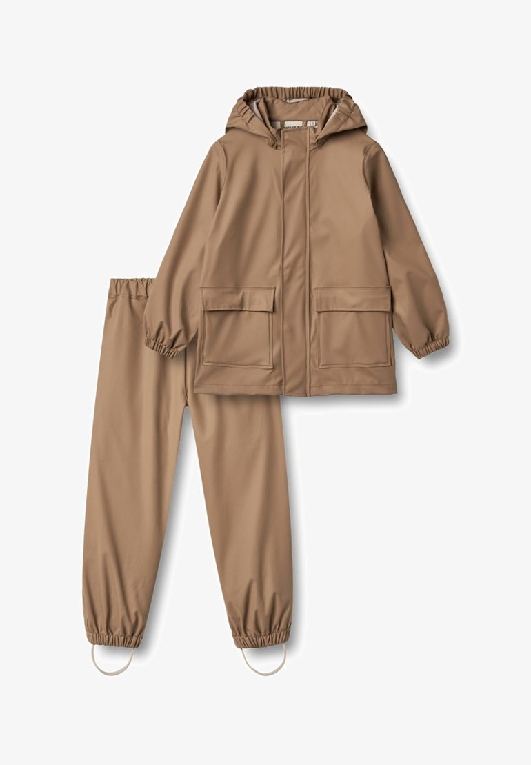 Ensemble de veste et pantalon imperméables marron, avec des poignets élastiques, deux poches avant et une capuche. Texture lisse, design minimal.