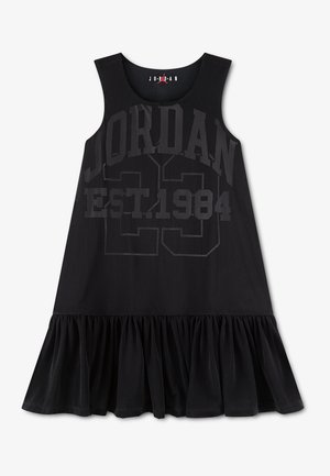 Sort ærmeløs kjole med flæsekant, med teksten "JORDAN EST. 1984" tværs over brystet og en diskret omrids af nummer 23.