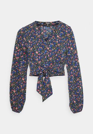 Florale, bauchfreie Bluse mit langen Puffärmeln, dunkelblauem Stoff, filigranen rosa und violetten Blumenmustern, gebundenem Saum und geknöpftem Vorderteil.