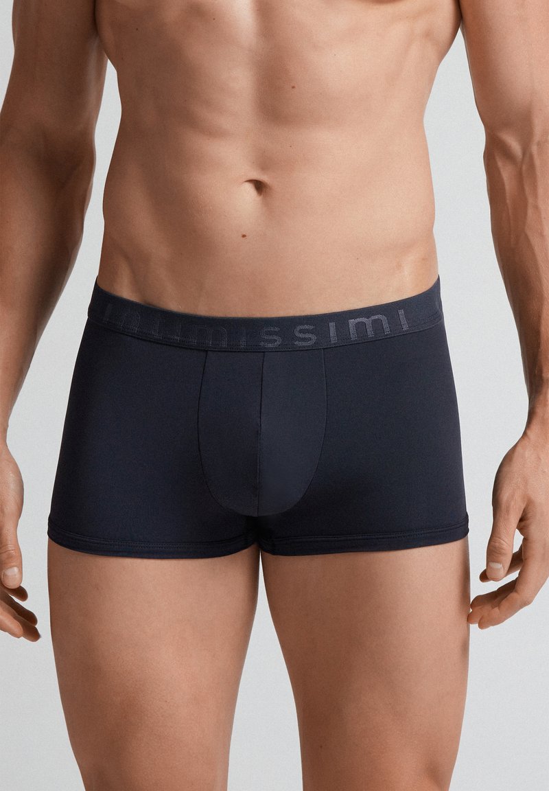 Mörkblå herrboxer i mjukt tyg, med en mjuk elastisk midjeförband med "Intimissimi"-logotyp. Skräddarsydd passform med konturerad fram.