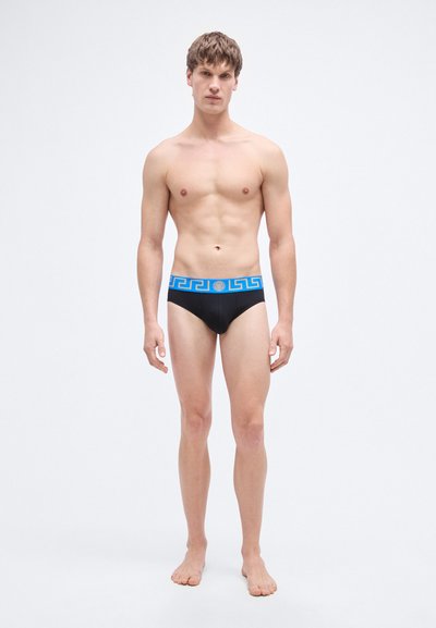 Ανδρικό μαύρο σλιπ με μπλε ζώνη μέσης που φέρει σχέδιο κλειδί ελληνικού τύπου και λογότυπο. Ομαλή υφή, εφαρμοστή γραμμή και χαμηλή μέση.