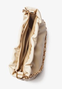 Borsa a pochette in pelle beige con un design arricciato, dotata di due scomparti con zip e una tracolla in catena dorata. Texture liscia, dettagli minimali.