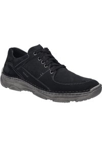 Czarne zamszowe buty z wiązaniem z przodu, perforowanymi detalami, szarym gumowym spodem i kontrastowym przeszyciem wzdłuż krawędzi.