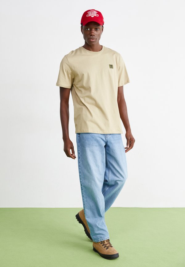 SHORT SLEEVE BADGE TEE - Basic T-shirt - lemon pepper4