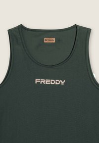 Top senza maniche di colore verde scuro con scollatura tonda, caratterizzato da una superficie liscia e un logo "FREDDY" di colore rosa chiaro sul davanti.