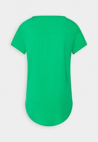 Grünes Kurzarm-T-Shirt mit rundem Ausschnitt und abgerundetem Saum. Hergestellt aus weichem Material mit glatter Textur.