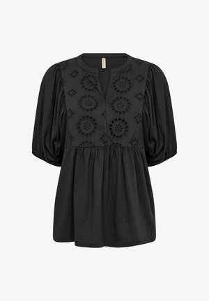 Juoda bliuskutė su pūstomis rankovėmis, papuošta siuvinėtais gėlių raštais priekyje, V formos kaklo iškirpimu ir laisvu siluetu. Minkšta medžiagos tekstūra.