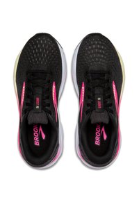 Juodi tinkliniai bėgimo batai su rožiniais akcentais, pasižymintys lengvu dizainu, perforuota struktūra ir balta padu. Modelis: Brooks Ghost 16.
